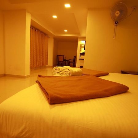 Hotel Temple Plaza Kochi Chottanikara Exterior foto