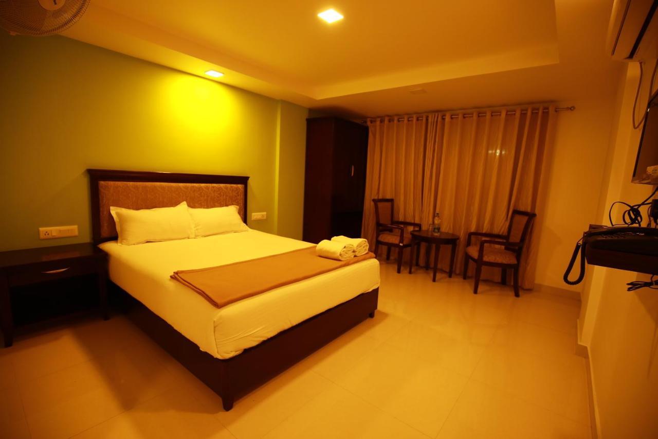 Hotel Temple Plaza Kochi Chottanikara Exterior foto